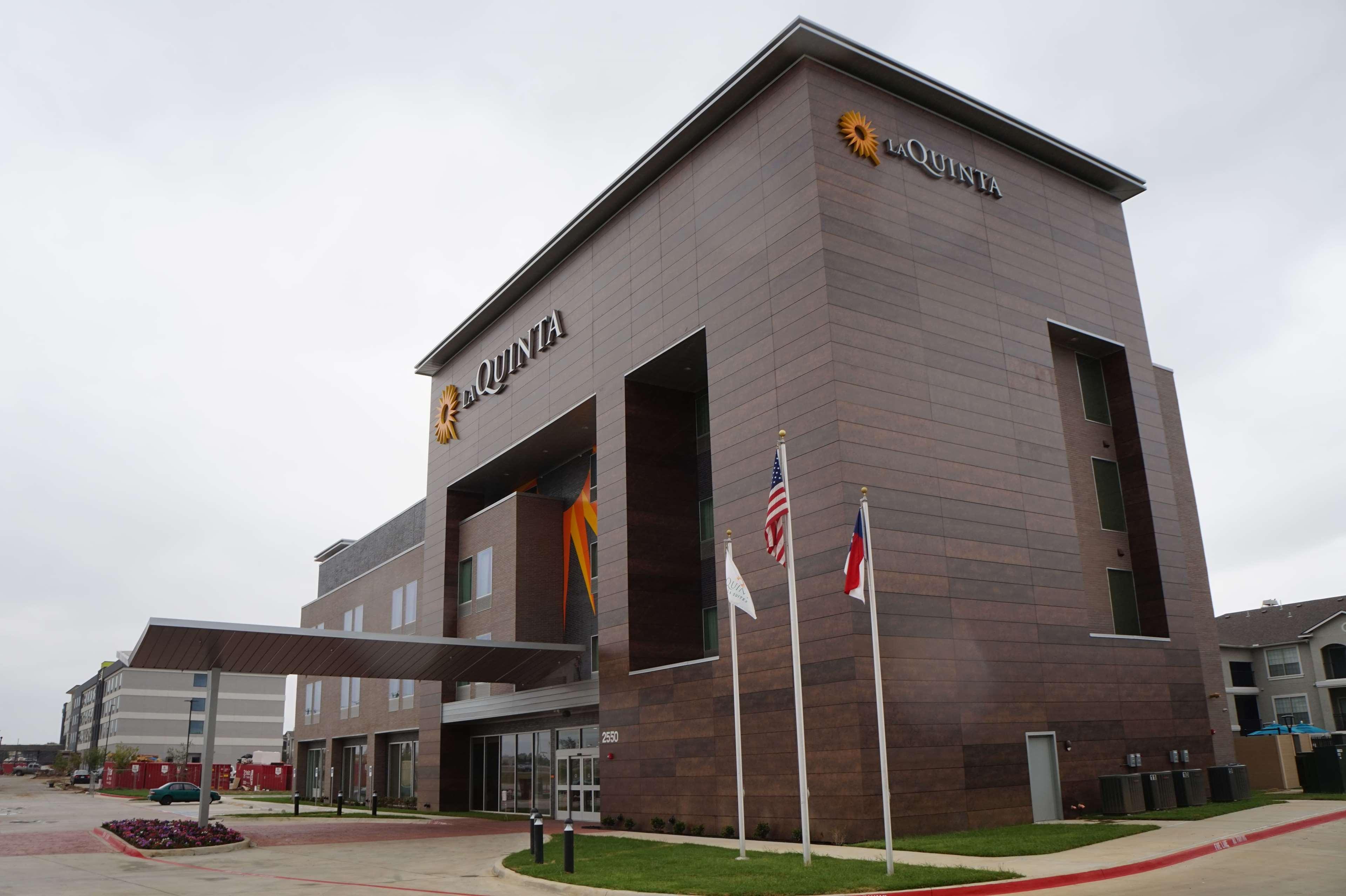La Quinta Inn & Suites Dfw West-Glade-Parks Euless Buitenkant foto